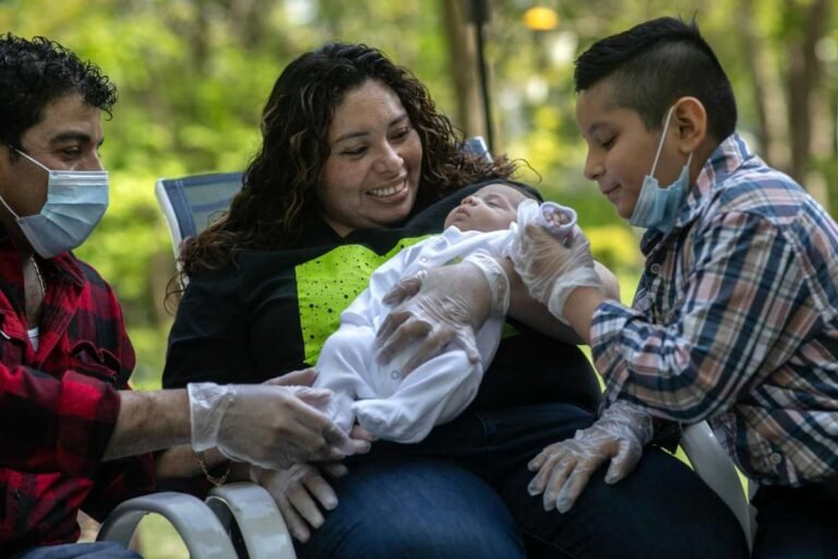 Madre hispana se reúne con su bebé después de luchar contra el coronavirus