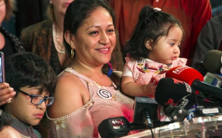 Madre indocumentada, cuyo hijo vive en Westchester, sigue refugiada en iglesia de Nueva York