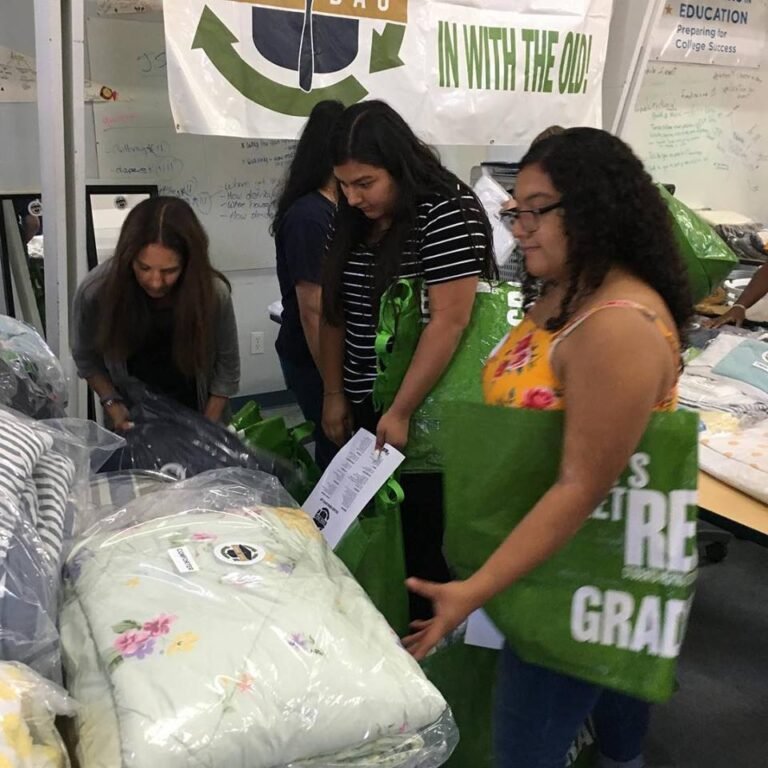 Madres ayudan a estudiantes de bajos ingresos en su transición a la universidad