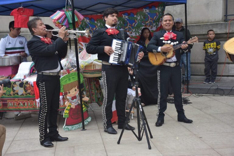 Mariachi, música y folklore, en izamiento de bandera mexicana