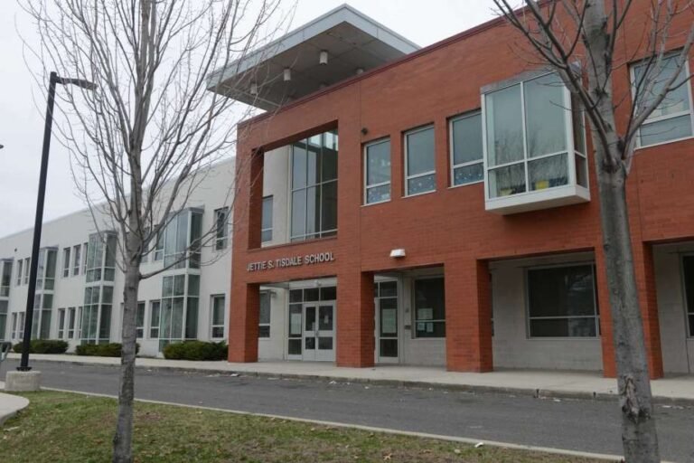Más casos positivos de COVID-19 confirmados en escuelas