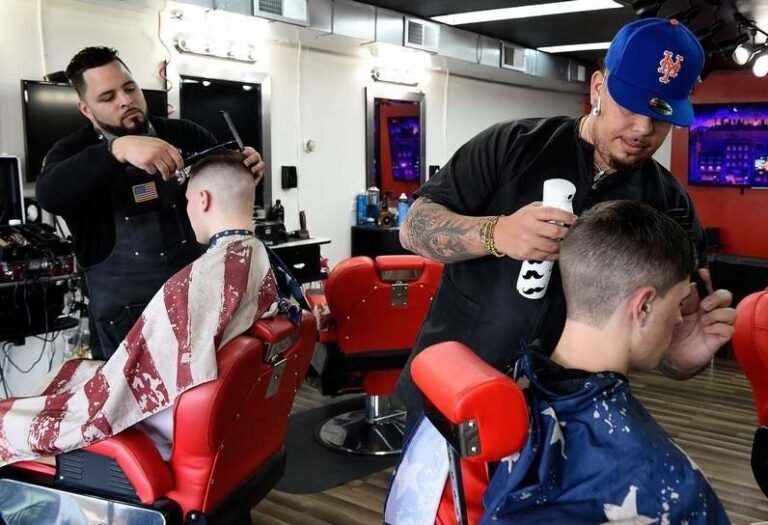 Miles firman petición para que barberos y estilistas de CT realicen servicios de un cliente a la vez