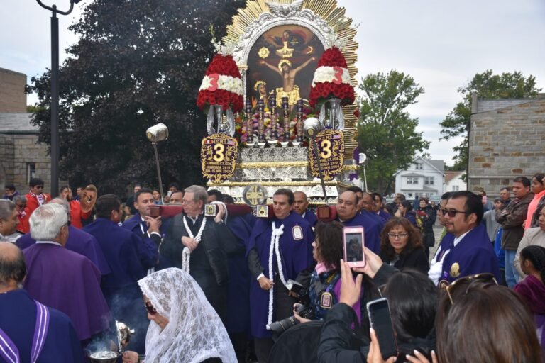 Música y alabanzas en procesión del Señor de los Milagros