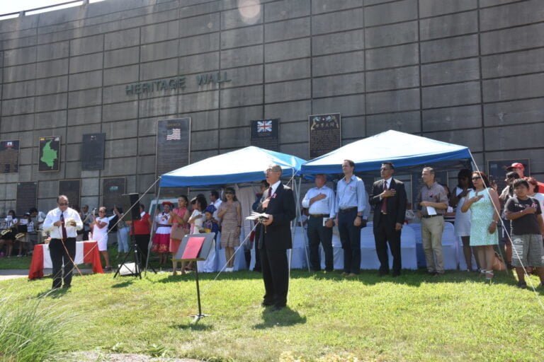 Música y talento en izamiento de bandera peruana