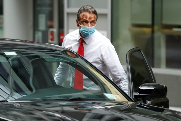 NY podría cerrar nuevamente si no se respetan normas de distanciamiento social, advierte Gobernador