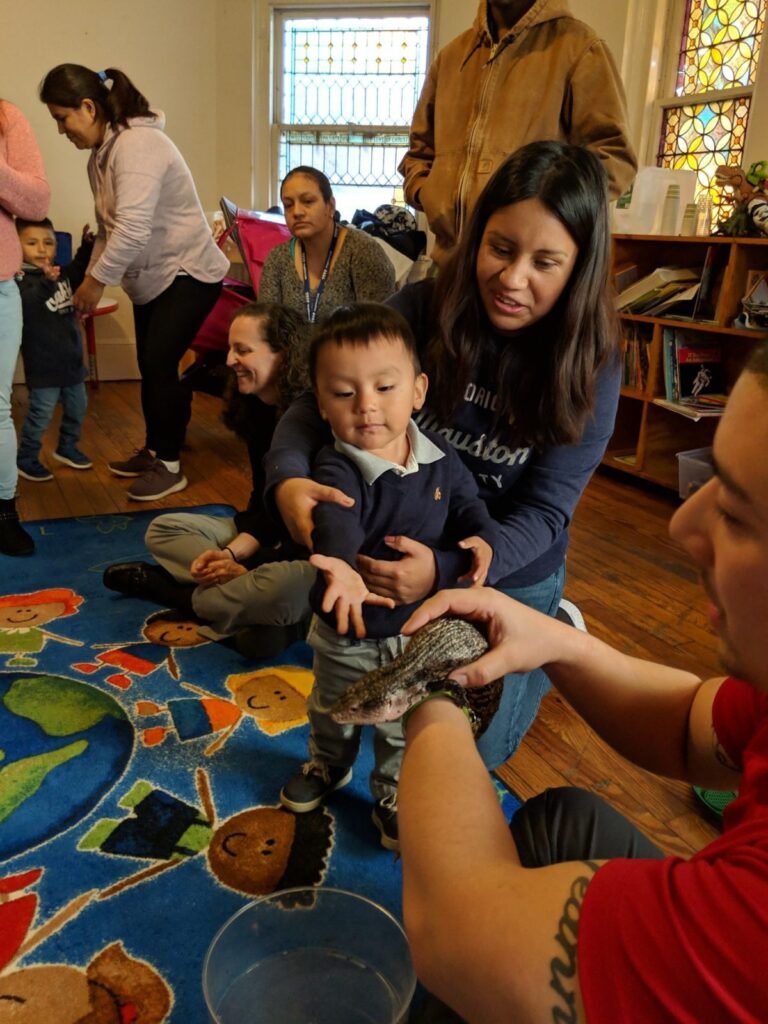 Neighbors Link, un centro acogedor para los inmigrantes