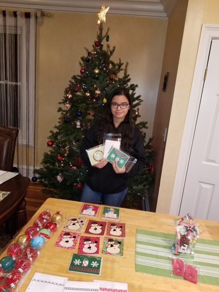 Niña fabrica tarjetas de Navidad para recaudar fondos