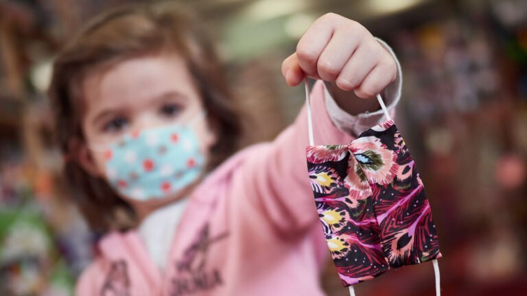 Niños de 3 años en adelante deben usar máscaras en la escuela o centros de cuidado infantil