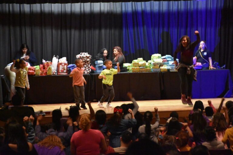 Niños disfrutan en celebración de Día de Reyes
