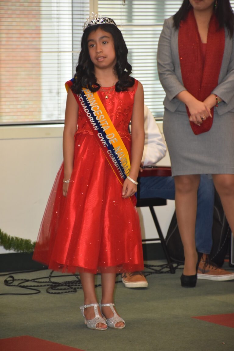 Niños disfrutan llegada de la Navidad con regalos y sorpresas