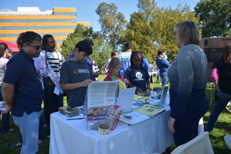 Niños protagonistas en festival de ciencia y tecnología de las escuelas públicas