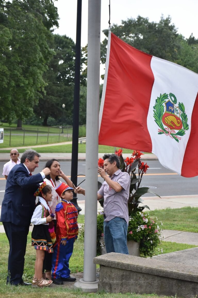 Niños protagonistas en izamiento de bandera peruana