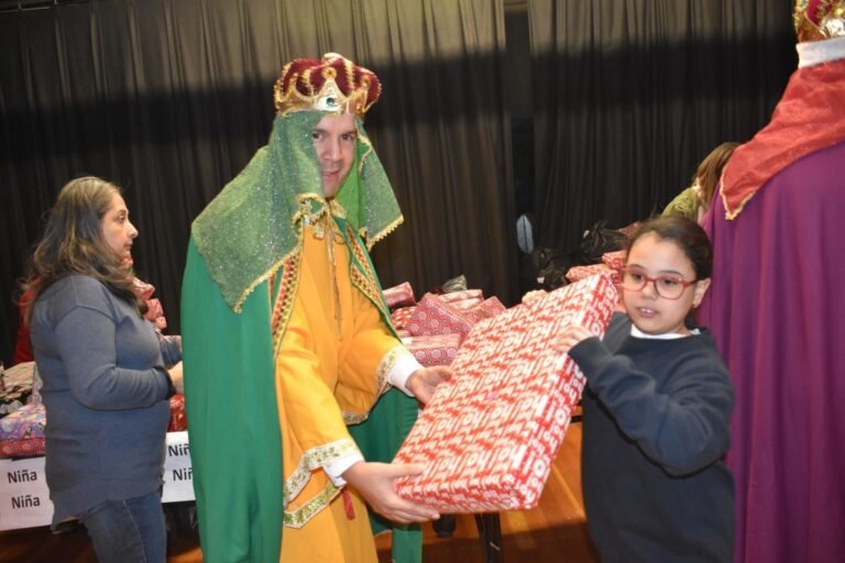 Niños reciben regalos en celebración de Día de Reyes