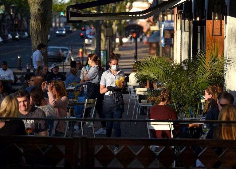 No es momento de reabrir los bares y ampliar capacidad de los restaurantes en interiores, advierte Gobernador