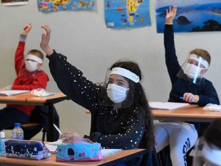 Nuevas pautas federales para reapertura de escuelas y campamentos