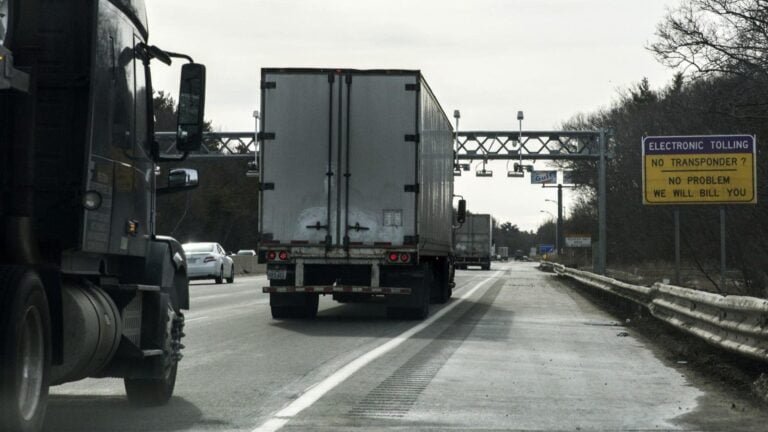 Nuevo Gobernador planea instalar peajes para camiones grandes