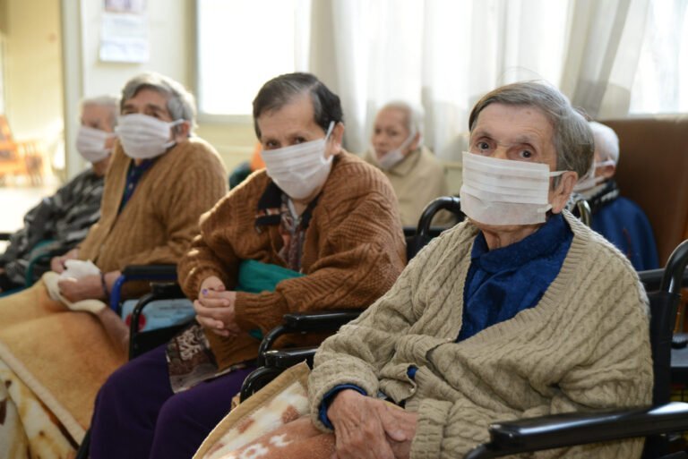 Nuevo aumento de casos de COVID-19 en hogares de ancianos