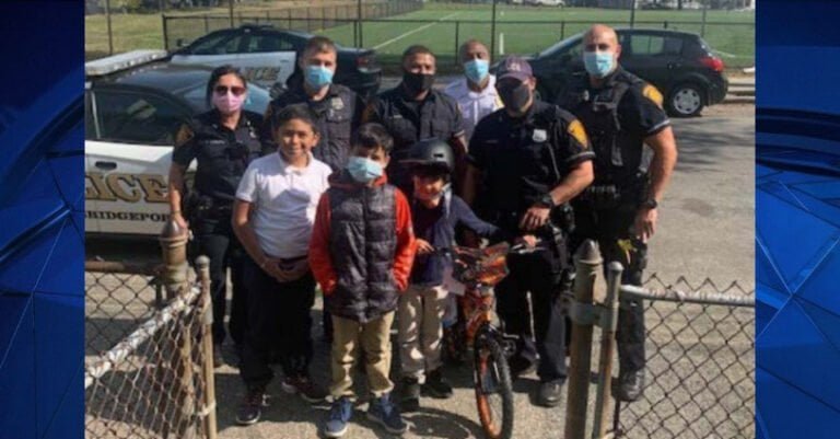 Oficiales compran y entregan bicicleta a un niño después de que la suya fue robada