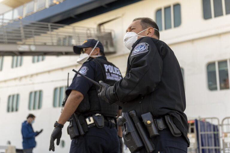 Oficiales de seguridad exigen seguro médico asequible para enfrentar crisis de COVID-19