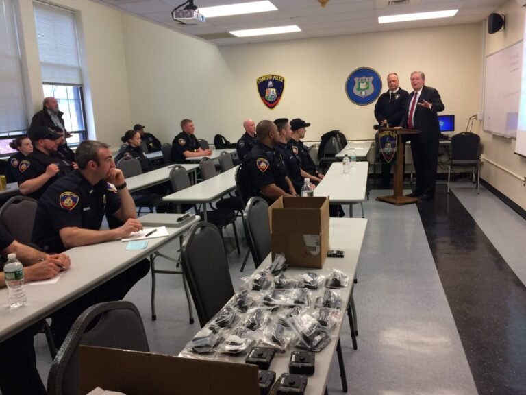 Oficiales portarán cámaras corporales para fortalecer relación con la comunidad