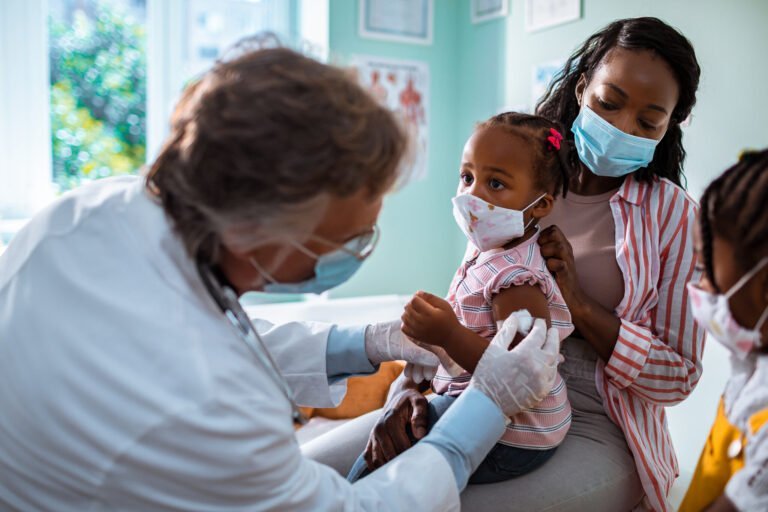 Ofrecen vacunación contra la influenza en escuelas con cita previa
