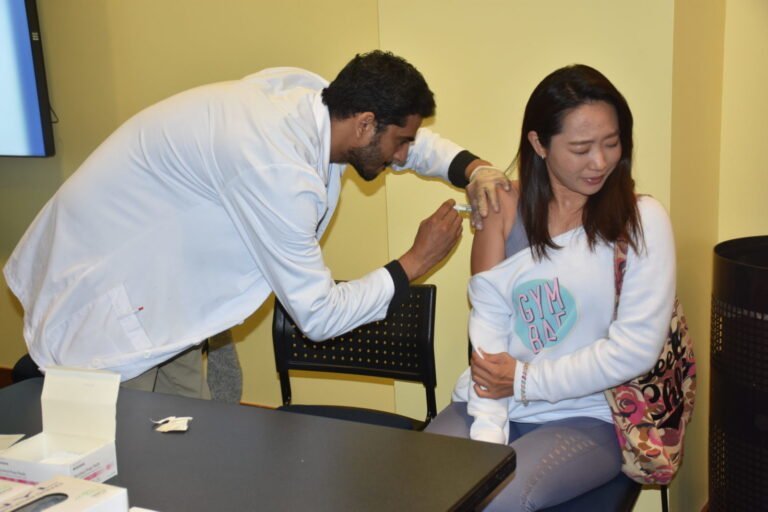 Ofrecen vacunas gratuitas contra la gripe