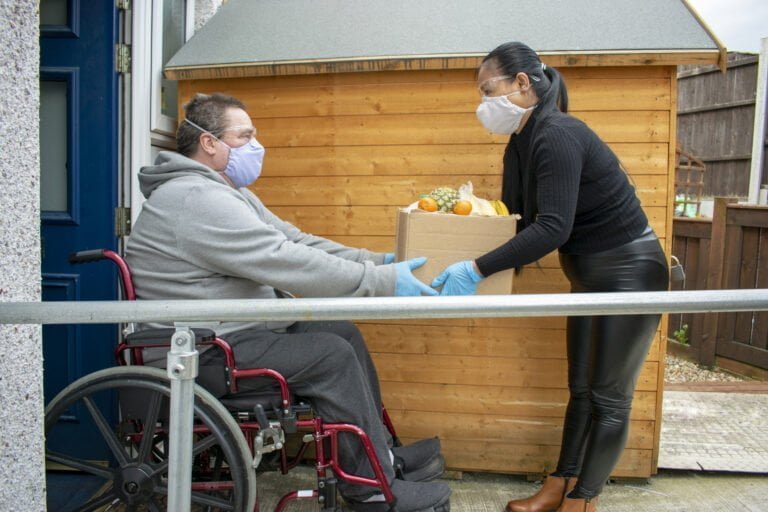 Ordenan a hospitales permitir visitas a pacientes con discapacidades