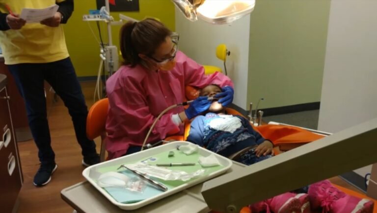 Organización brinda atención dental gratuita a niños sin seguro