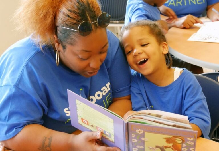 Organización de padres inmigrantes buscan obtener apoyo para el programa lectura