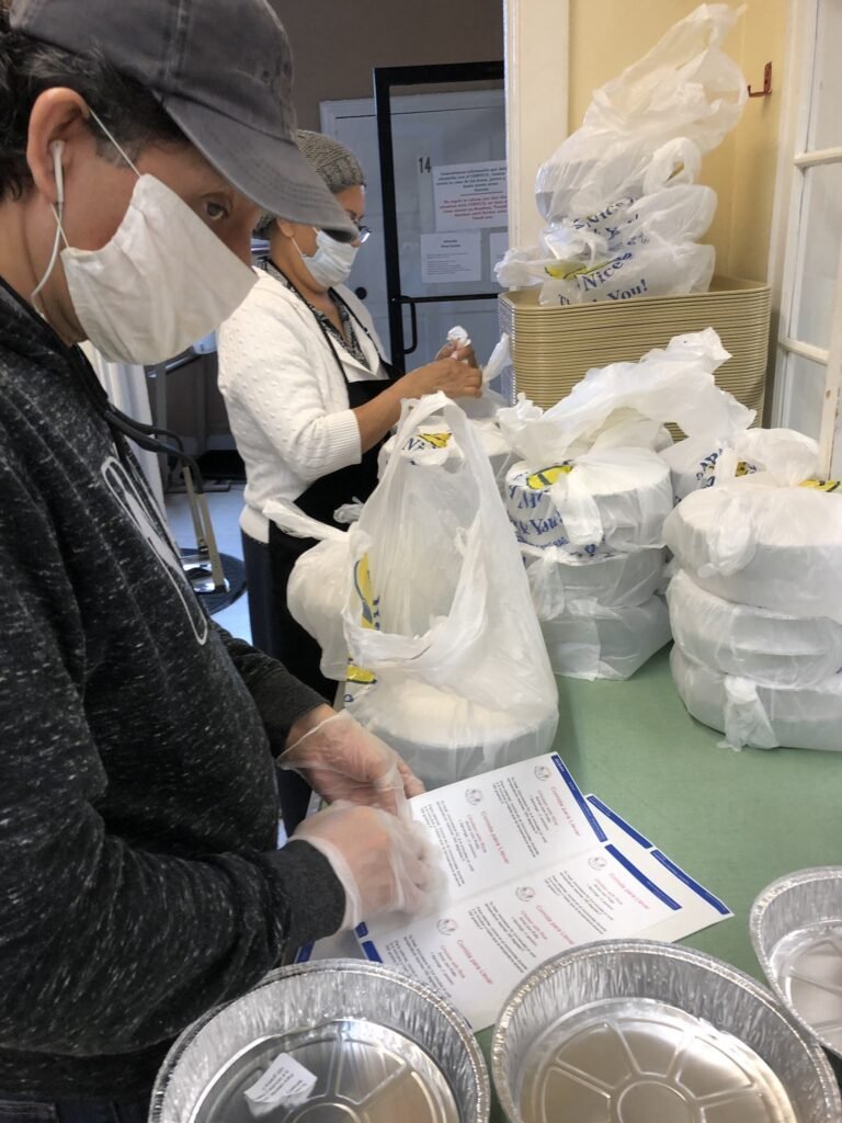 Organización ofrece comida a domicilio y despensa de alimentos