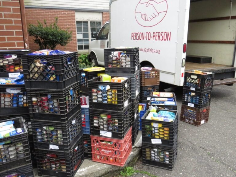 Organización se asocia con biblioteca para ofrecer comida gratuita