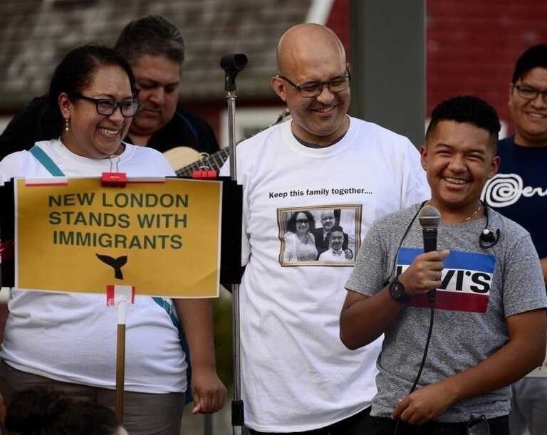 Padre de niño enfermo recibe suspensión de la deportación