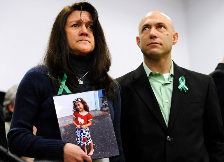 Padre de víctima de Sandy Hook comete suicidio