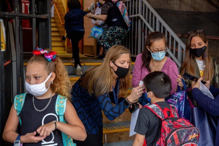 Padres buscan que usar máscaras en las escuelas sea algo opcional y no obligatorio