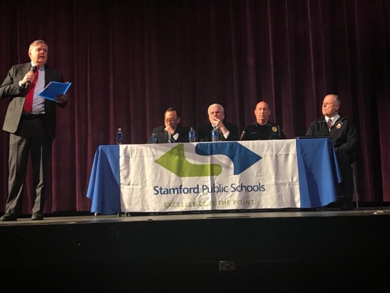 Padres expresan preocupación en sesión de información sobre seguridad escolar