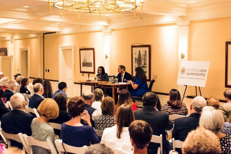 Panel destaca derechos de los inmigrantes