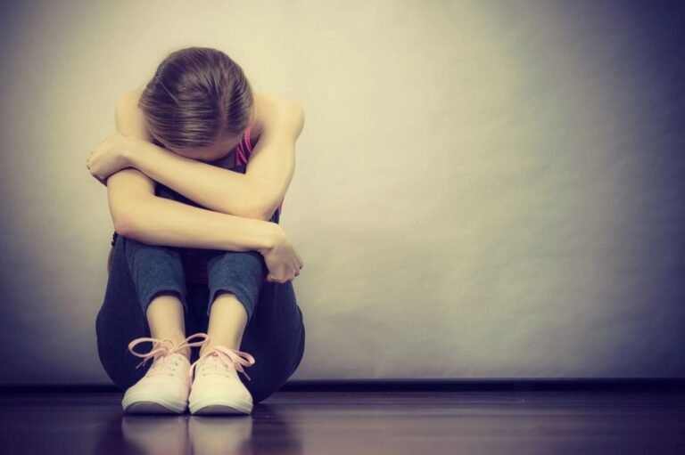 Pensamientos suicidas han aumentado entre jóvenes a raíz de pandemia de COVID-19