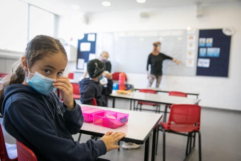 Permitirán a escuelas públicas de CT recortar días del calendario académico