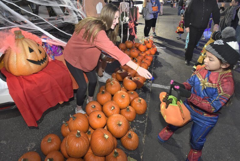 Piden a familias no hacer reuniones sociales para celebrar Halloween, debido a aumento de casos de COVID-19