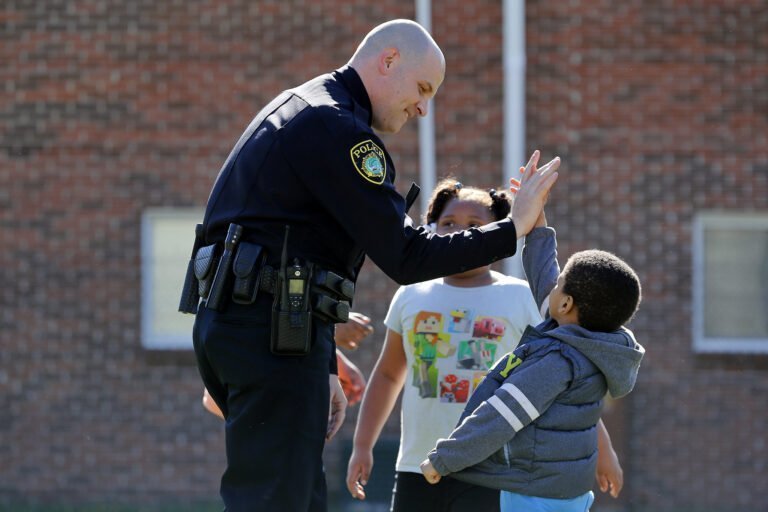 Piden presencia de policías en escuelas para ayudar a niños, debido a escasez de personal de salud mental