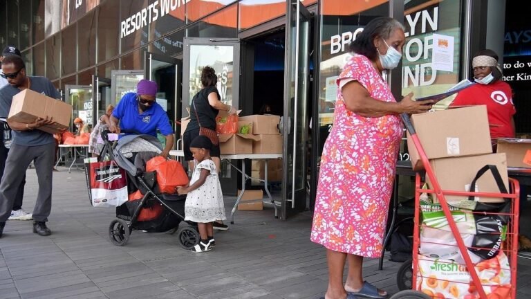 Hispanos y afroamericanos sufren más: 8 millones de personas cayeron en la pobreza por la pandemia