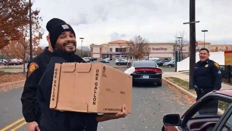 Policía distribuye pavos en lugar de boletas de infracción