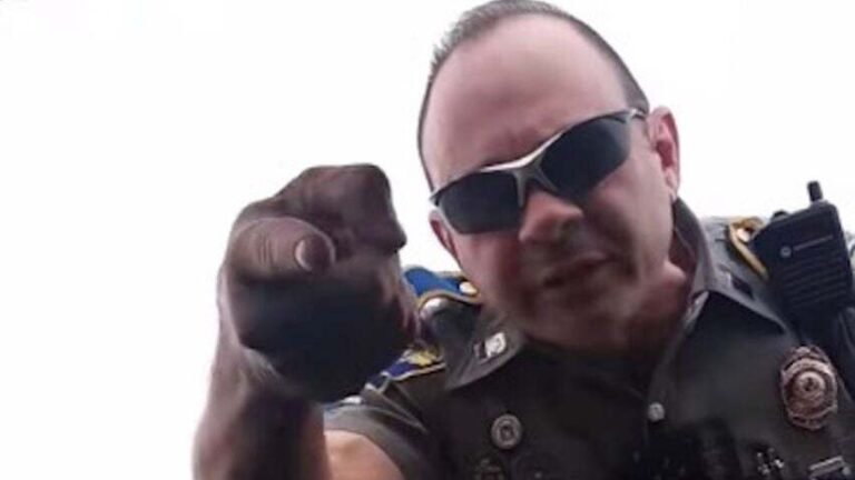 Policía estatal suspendido después de insultar a conductor