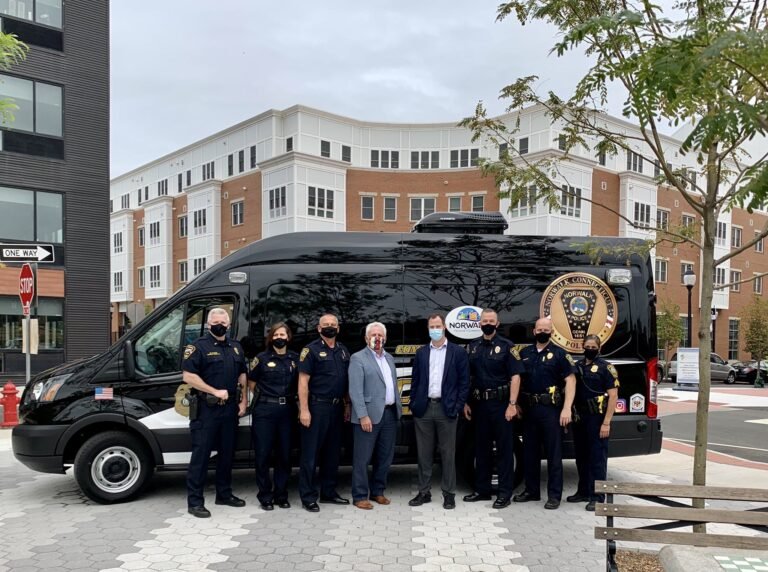 Policía estrena camioneta de alcance comunitario