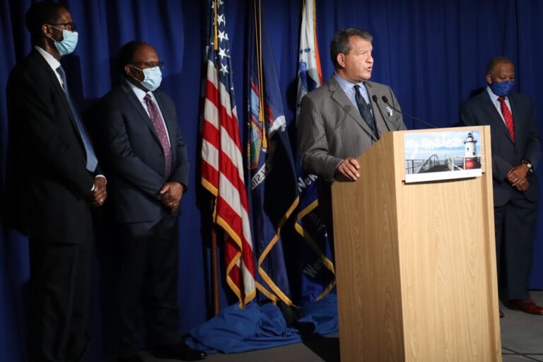 Westchester presenta a miembros del grupo de trabajo de capacitación policial   