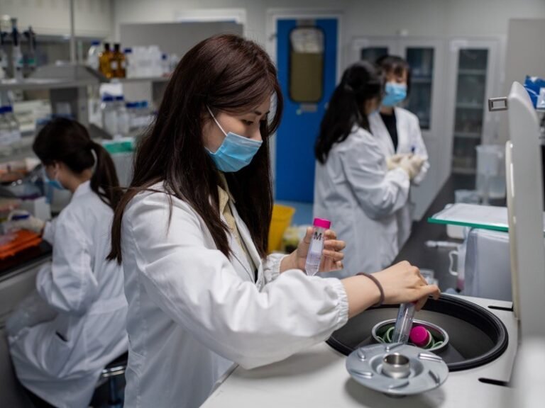 Probarán vacuna contra coronavirus de Johnson & Johnson de una sola inyección en 60 mil personas