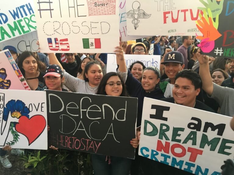 Programa gratuito para ayudar a jóvenes con DACA y a inmigrantes detenidos