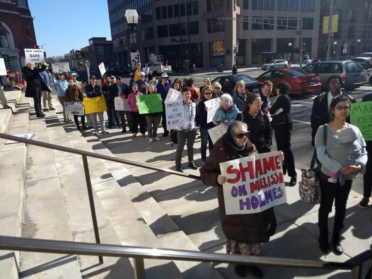 Protestan contra arrestos del ICE fuera de las cortes