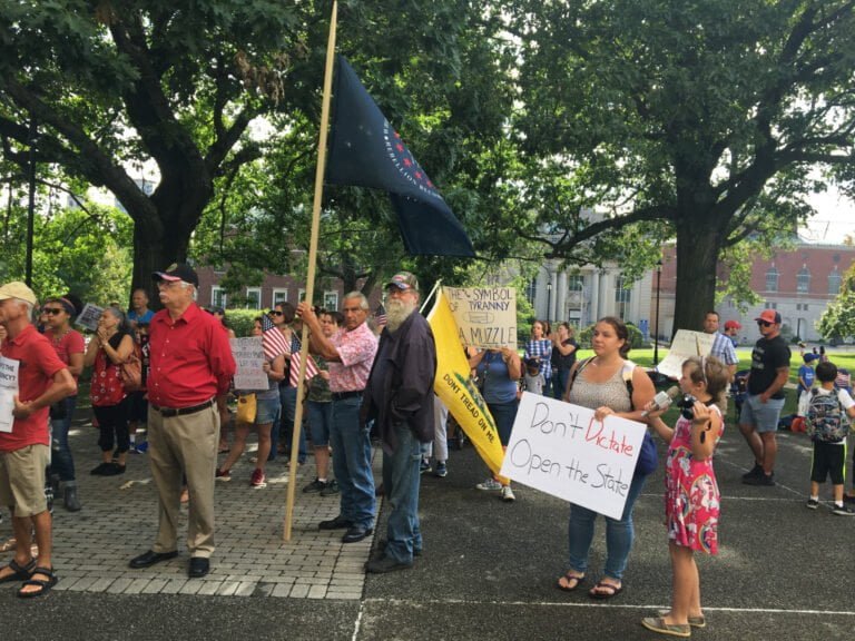 Protestan contra decisión de Gobernador de extender estado de emergencia por COVID-19