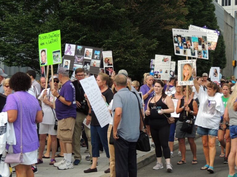 Protestan contra fabricante de medicamentos y exigen que aborde crisis de opioides